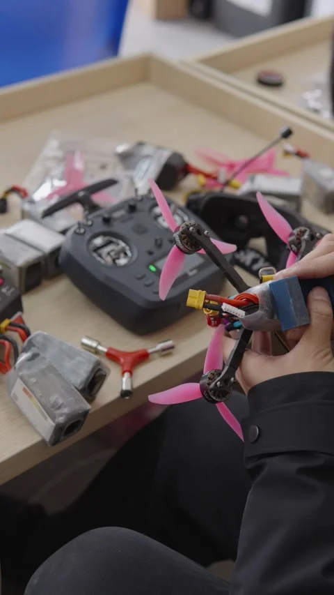 Worker assembling FPV drone at small Chinese factory, illustrating mass 스톡 동영상 328986795