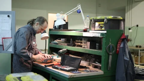 Worker in the assembly workshop 스톡 동영상 99178110
