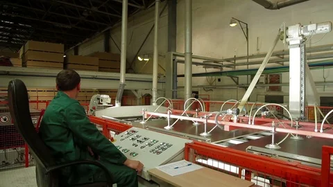 Worker in Automatic laminated chipboard production 스톡 동영상 70701331