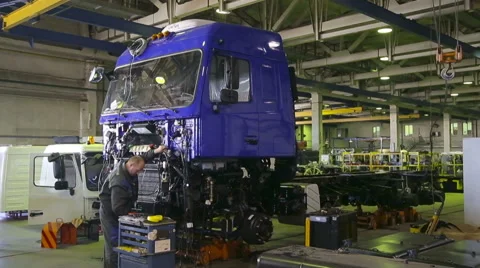 A worker from automobile factory Video stock 68372472