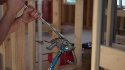 Worker bending a pipe for electrical system installment at home. Vídeo Stock 317062469
