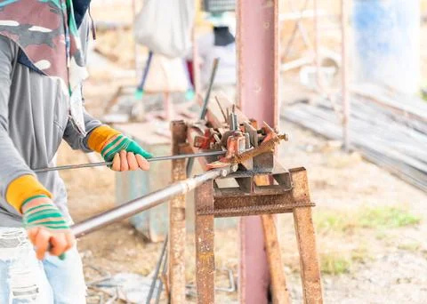 Worker bending reinforcing bar. Foto stock
