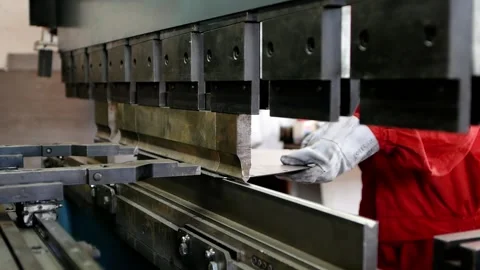 Worker bends a sheet of metal using a metalworking machine 스톡 동영상 167922858