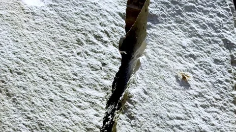 Worker Breaking Solid Rock Using Traditional Hand Tools for Stone Quarrying Vidéo 339531248
