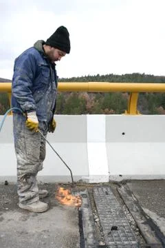 Worker on the bridge in a new highway. Construction worker on bridge Foto stock