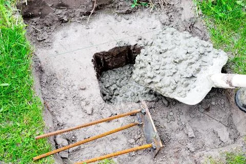 Worker builder man pour in cement solution with rubble, slurry, concrete mo.. Foto stock
