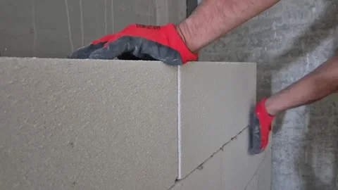 Worker Building Ytong Wall with Mallet and Spirit Level 库存影片 333043323
