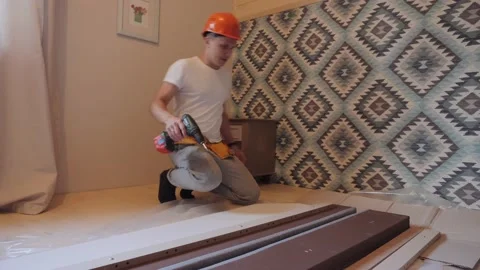 A worker builds a bed in the bedroom Vídeo Stock 142351041