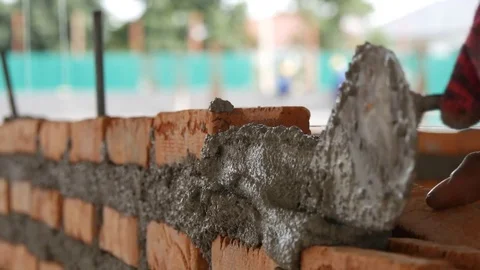 Worker builds bricks wall in construction site Video stock 83037674