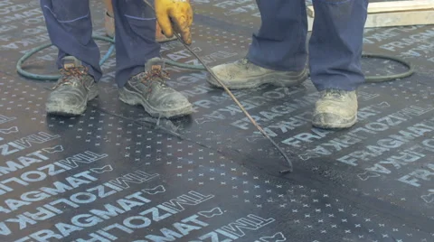 Worker burning to heat and glue tar, isolation of building floor by Sheyno. Vídeos de archivo 67986429