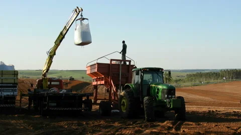 Worker carry an agricultural machine Video stock 139783133