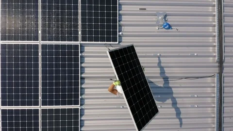 Worker Carrying Solar Panel On Rooftop Vídeos de archivo 117847809