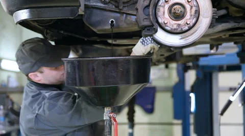 Worker change oil in the car Video stock 2675963