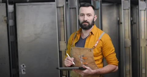 Worker checking the quality of metal products with a digital tablet 스톡 동영상 147286962