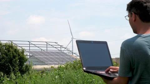 Worker checks parameters of wind turbine and sun panels 스톡 동영상 171007453