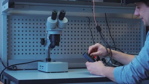 The worker checks the performance of the device. Connects the wires 스톡 동영상 105971988