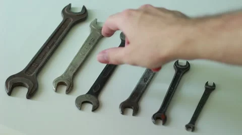 Worker choosing a wrench 動画素材 65371041