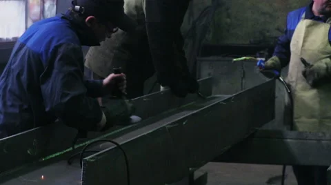  	Worker with circular saw Видео 42650888