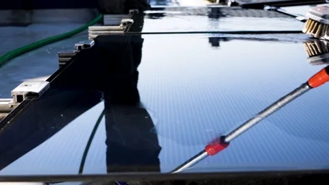 Worker is cleaning up solar panels Vidéo 93691086