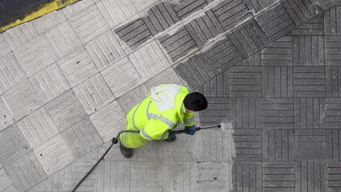 Worker cleaning the street sidewalk with high pressure water jet Vidéo 122573238