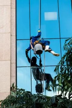 Worker cleaning windows in Brazil Stockfoto's