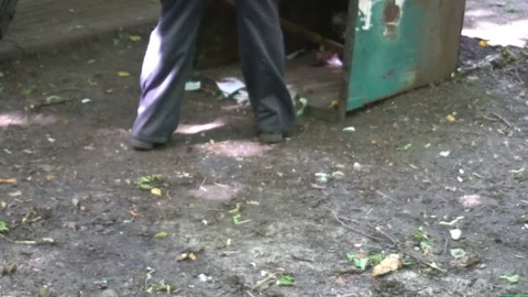 Worker cleans the debris with a shovel Video stock 76918190