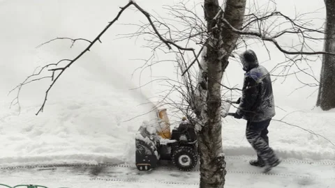 Worker cleans the sidewalks from snow Vidéo 225929221