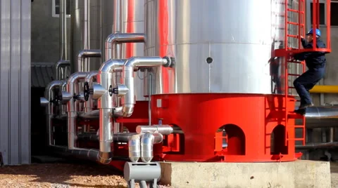 Worker climbs up on the silo Video stock 1085046