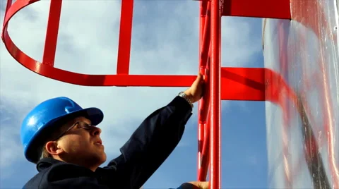 Worker climbs up on the silo Video stock 1085058
