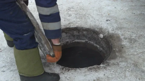 Worker closes the manhole cover 스톡 동영상 34276836