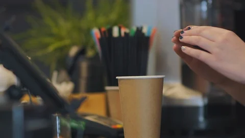 Worker closes paper cup with plastic cap fulfilling order 스톡 동영상 125476812