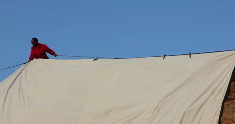 Worker with a cloth Видео 335565028