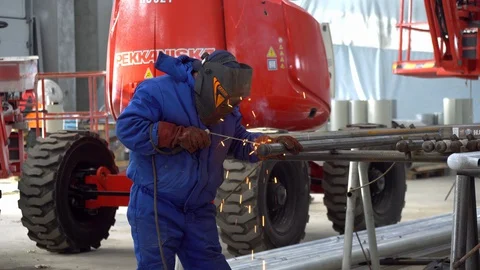 Worker conducts welding work Stock Footage 127719162