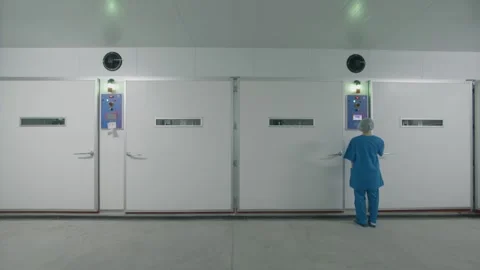 Worker configures the equipment Видео 295600114