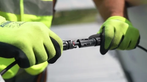 Worker Connecting Solar Panel Vídeos de archivo 117851543