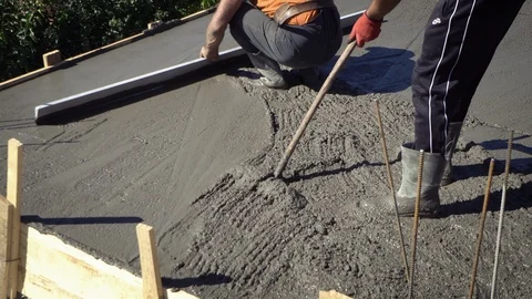 Worker on construction site layering cement on the second floor of a house Video stock 125452932