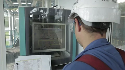Worker controls the process by computer 스톡 동영상 60789238