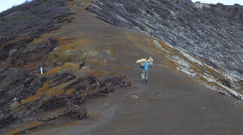 Worker at crater Ijen Volcano 스톡 동영상 1031193