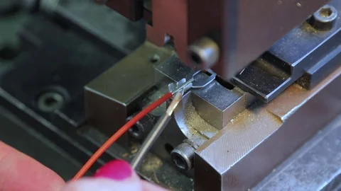 Worker is crimping wire terminals (close-up) Vidéo 75566458