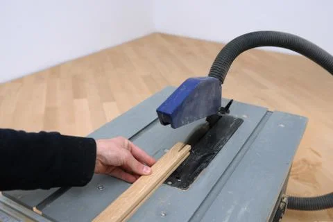 Worker cut parquet in dimension Photos