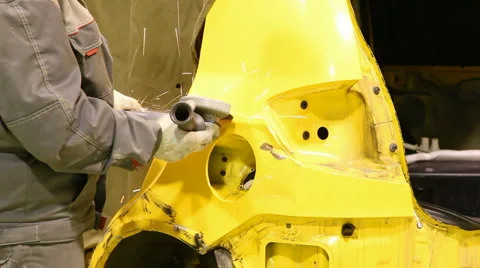 Worker cuts fender 库存影片 6634786