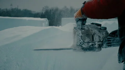 A worker cuts a panel of ice with gasoline, a city decoration for Christmas Video stock 121752663