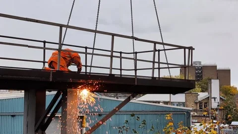 Worker Cutting Large Steel Billboard Structure with Angle Grinder in London Vídeo Stock 342351163