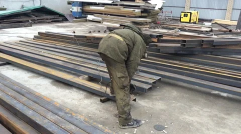 Worker cutting metal Vídeos de archivo 48661088