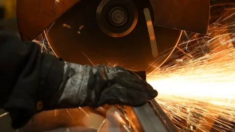Worker cutting metal with grinder Stock-Footage 124480285