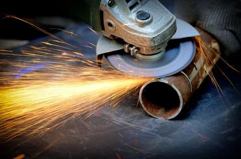 Worker cutting metal with grinder Foto stock