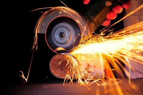 Worker cutting metal with grinder Foto stock