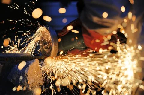 Worker cutting metal with grinder Stock-Fotos