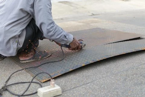 Worker cutting a metal Foto stock