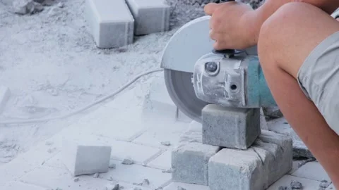 Worker cutting paving stone with angle grinder 库存影片 162748119